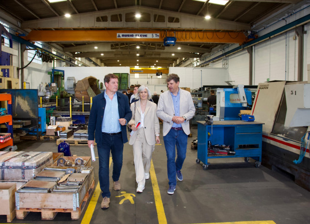 El secretario xeral del PSdeG, José Ramón Gómez Besteiro, visita el parque empresarial de Bértoa, en Carballo (A Coruña)