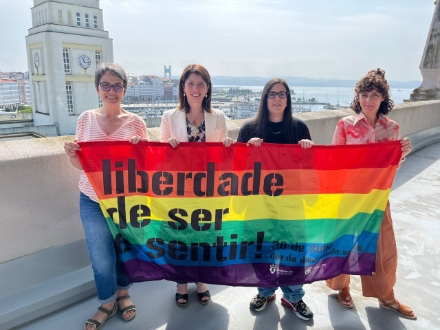La diputada de Igualdad, Soledad Agra, acompañada de la presidenta de de Alas A Coruña, Ana García, de Victoria Fernández de la compañía Pérez&Fernández y Emi Candal, de Urdime.