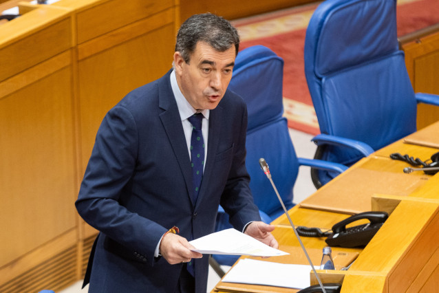 El conselleiro de Educación, Ciencia, Universidades e FP, Román Rodríguez, responde a una pregunta en el pleno del Parlamento de Galicia.