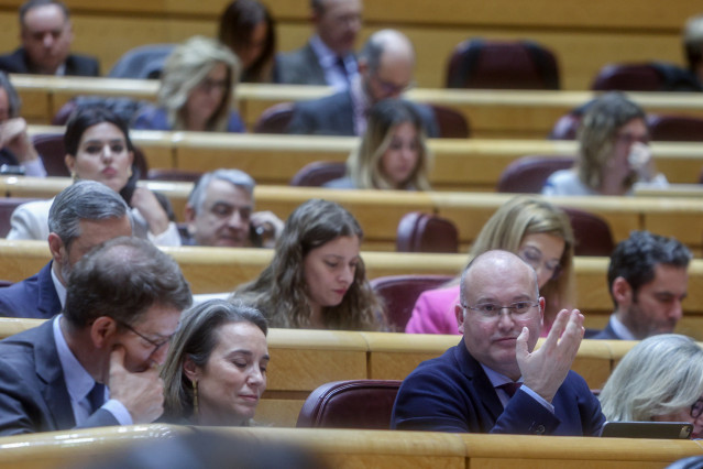 Archivo - (I-D) El líder del PP, Alberto Núñez Feijóo; la secretaria general del PP, Cuca Gamarra y el portavoz del PP, Miguel Tellado, durante un pleno extraordinario del Congreso de los Diputados en el Palacio del Senado.