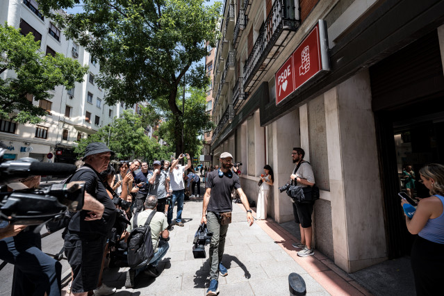 Decenas de periodistas en la puerta de la sede del PSOE de la calle Ferraz.