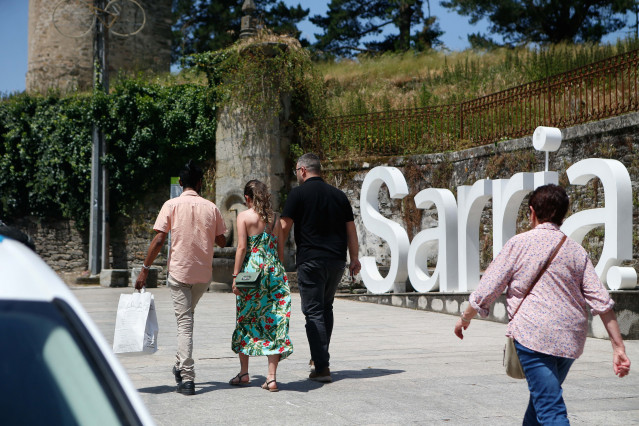 El sacerdote acusado (D) tras la detención de un sacerdote en la zona de Sarria por supuesta agresión sexual a una menor, a 20 de junio de 2025, en Sarria, Lugo