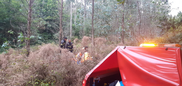 Trasladan a un hombre tras caer de su caballo en A Laracha
