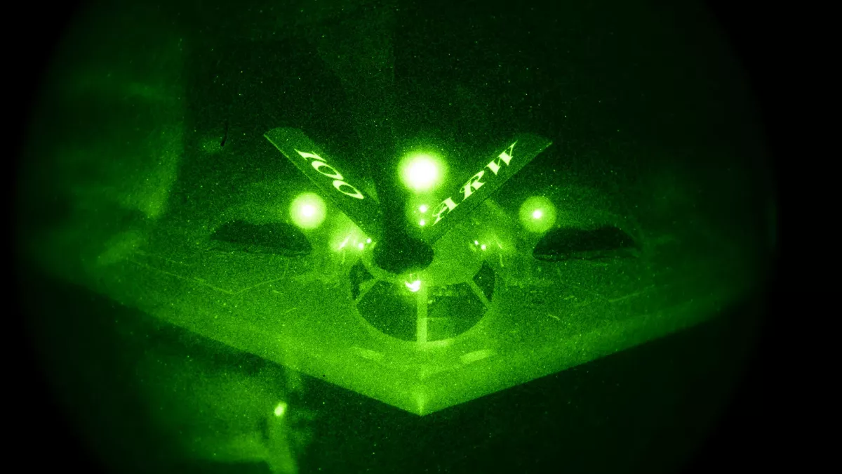 Un bombardeo americano recibiendo fuel de noch