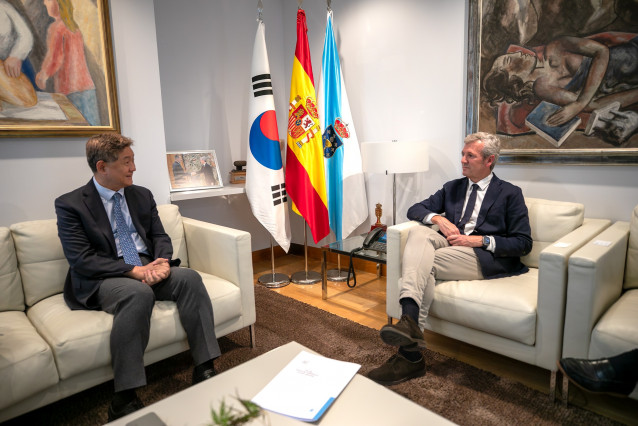 El presidente de la Xunta, Alfonso Rueda, se reunió con el embajador de Corea del Sur en España, Lim Soosuk.