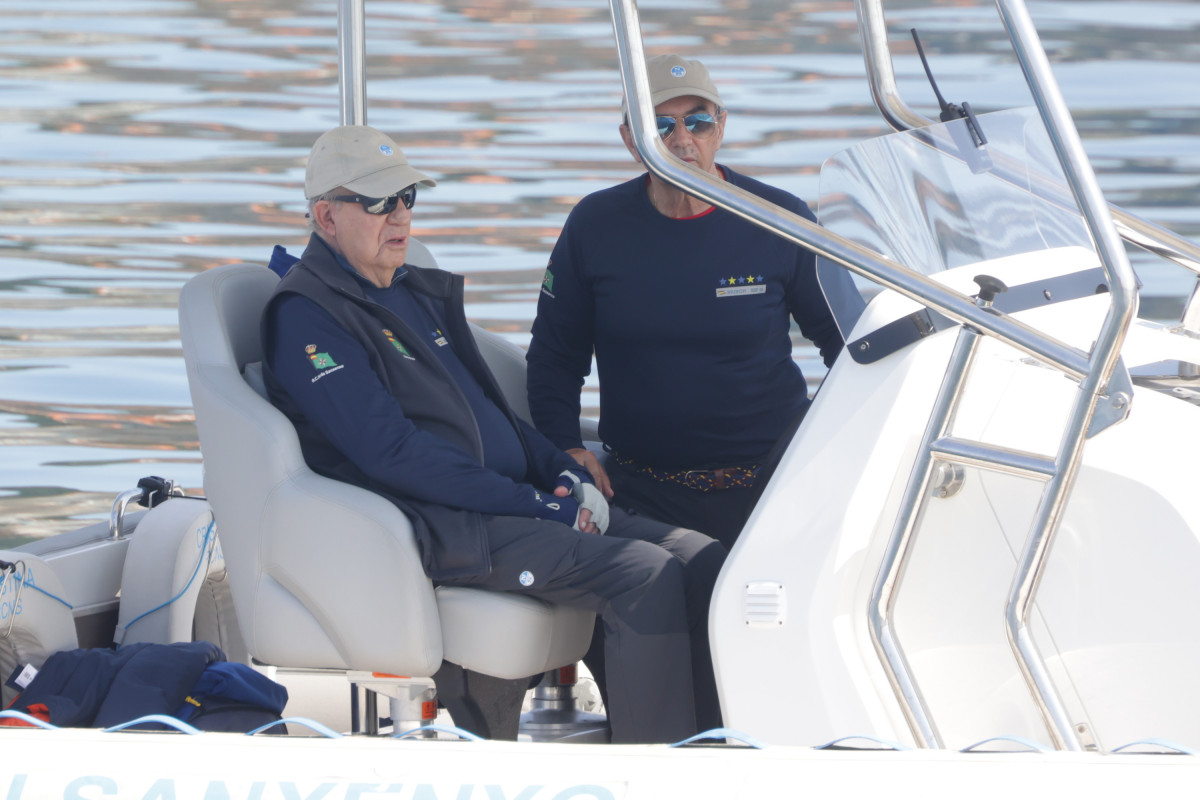 El rey Juan Carlos y Pedro Campos en la lancha 'Cristina' a 22 de junio de 2025, en Sanxenxo (Galicia, España)
