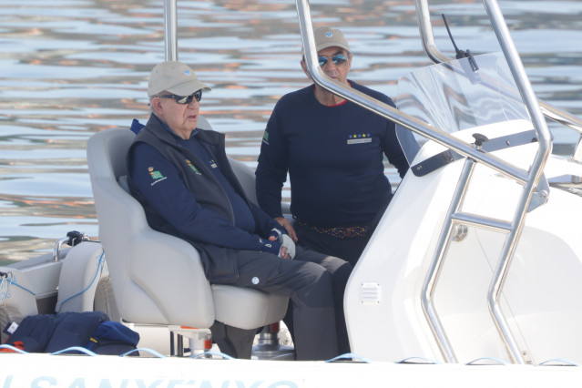 El rey Juan Carlos y Pedro Campos en la lancha 'Cristina' a 22 de junio de 2025, en Sanxenxo (Galicia, España)