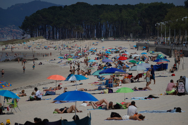 Decenas de personas en la playa de Samil, a 31 de mayo de 2025, en Vigo, Pontevedra, Galicia (España).