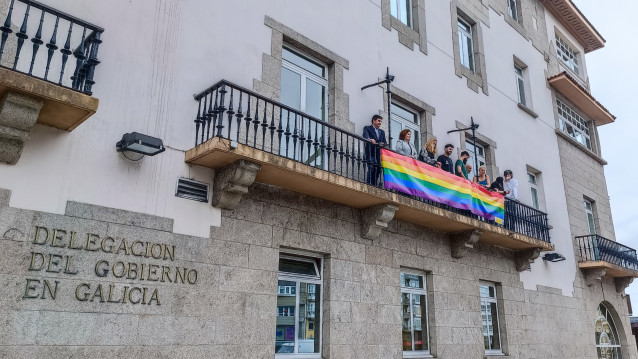 Depliegue de la bandera LGTBI+en la fachada de la Delegación del Gobierno en Galicia con motivo de la conmemoración del Día Internacional del Orgullo