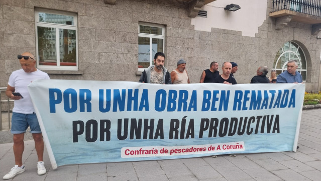 Representantes de mariscadoras y mariscadores de la ría de O Burgo, en una nueva concentración ante la Delegación del Gobierno en Galicia