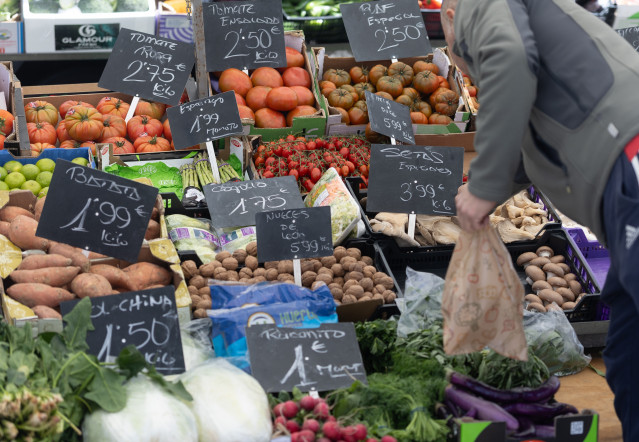 Archivo - Un mercado de alimentos