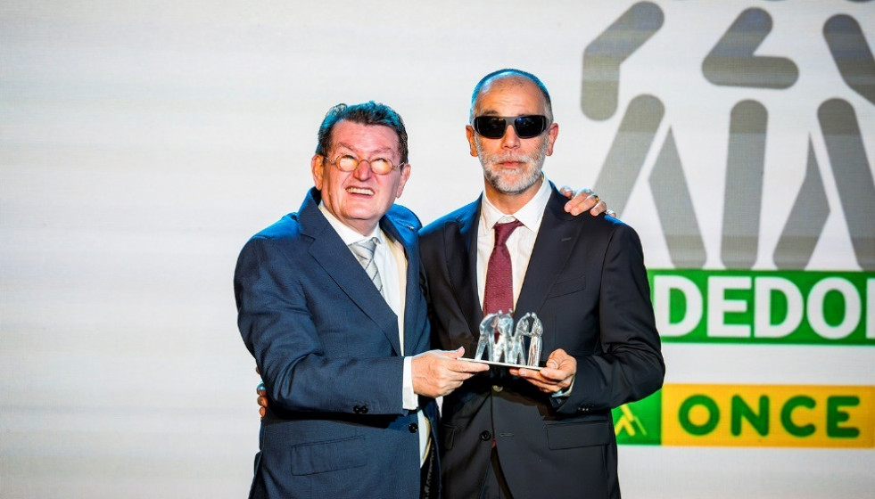 Rubén Rodríguez recibe el premio a mejor vendedor de la ONCE en 2024 en Galicia.