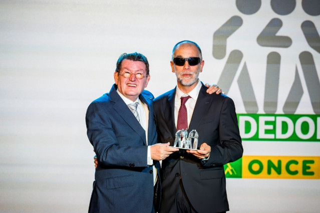 Rubén Rodríguez recibe el premio a mejor vendedor de la ONCE en 2024 en Galicia.