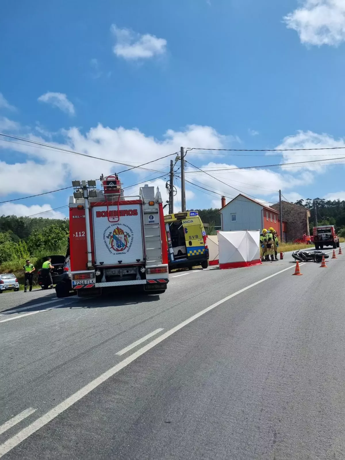 Imagen del accidente ayer en la AC400 en una imagen cedida a El Correo