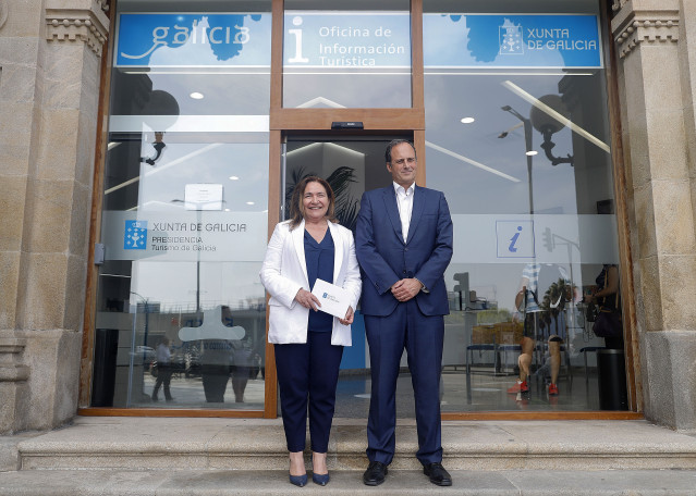 La delegada de la Xunta en Vigo, Ana Ortiz, y el presidente del Puerto, Carlos Botana, ante la Oficina de Turismo de la Xunta en Cánovas del Castillo.