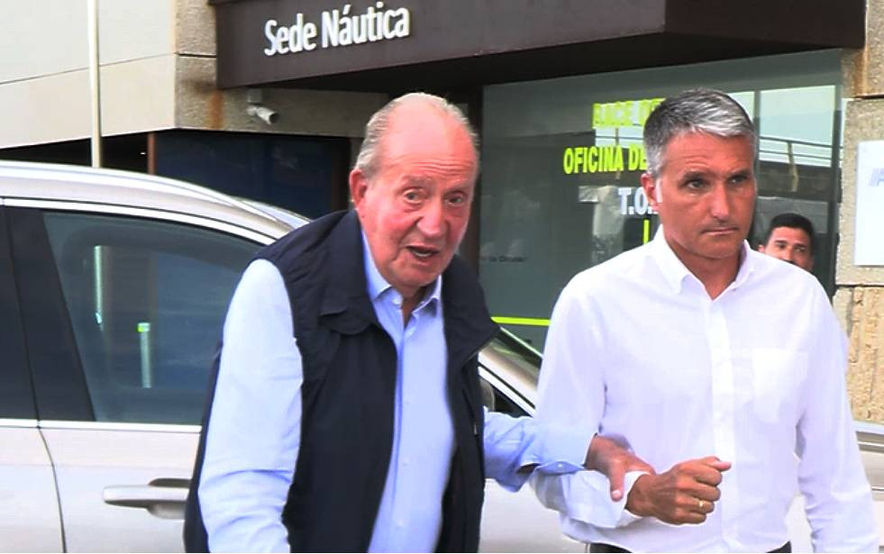 Juan Carlos dirigiu00e9ndose a la prensa en Sanxenxo