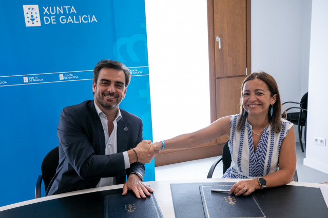 El conselleiro de Presidencia, Xustiza e Deportes, Diego Calvo, y la conselleira do Mar, Marta Villaverde, firman un acuerdo para que la Policía autonómica colabore en la protección de personal de Gardacostas que lucha contra el furtivismo.