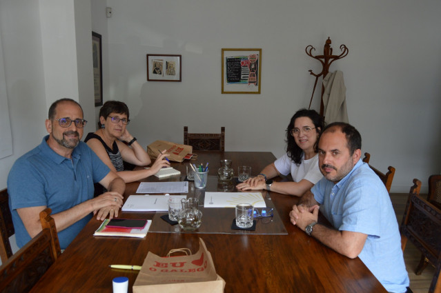 El presidente de la RAG, Henrique Monteagudo, y la secretaria de la institución, Ana Boullón, mantienen una reunión con el presidente de A Mesa pola Normalización Lingüística, Marcos Maceira, y la secretaria xeral, Celia Armas.