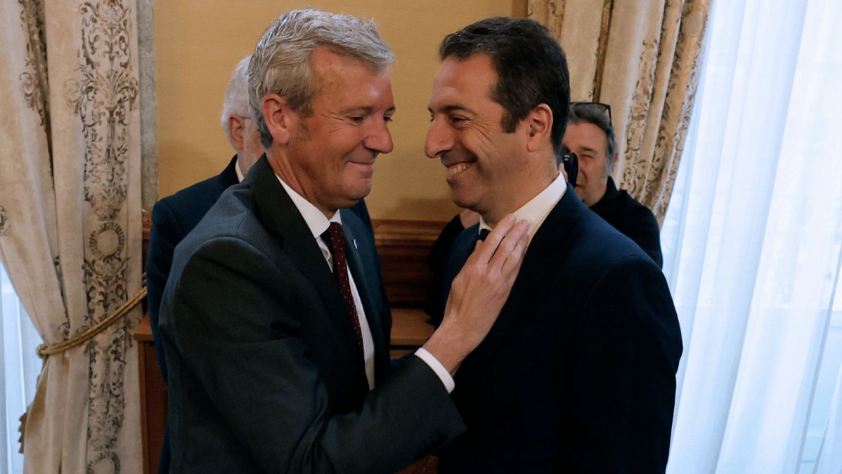 Alfonso Rueda en su abrazo a Alfonso Villares