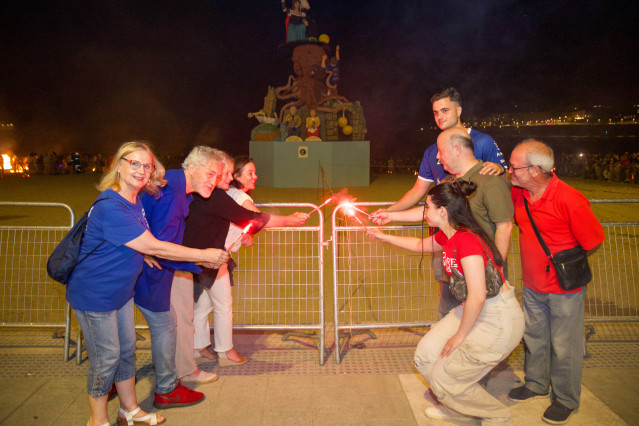 Registradas más de 450 incidencias durante la noche de San Juan en Galicia, con varias personas heridas por quemaduras.