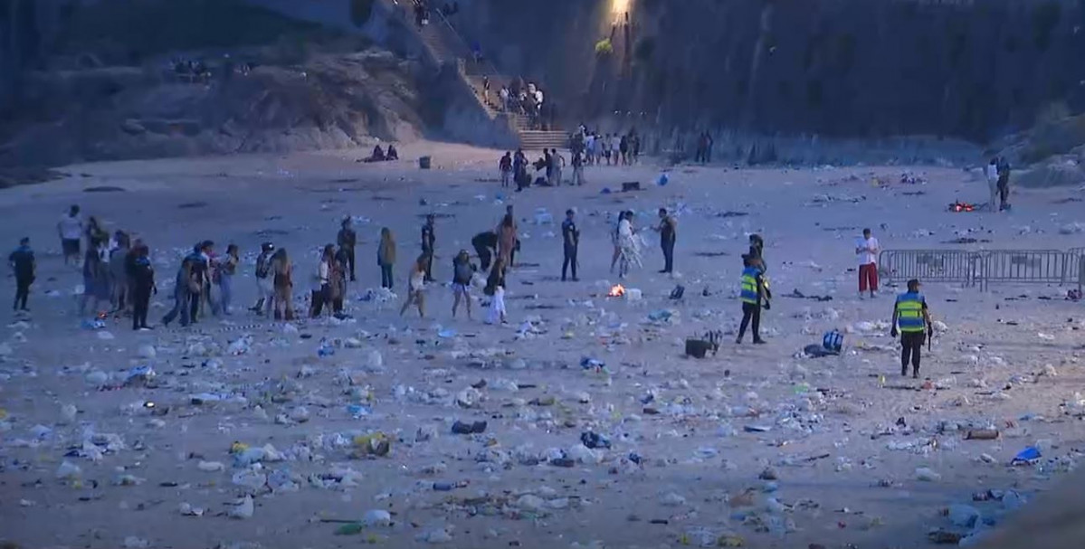 Toneladas de basura en la mau00f1ana posterior a San Juan en A Coruu00f1a