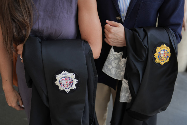 Jueces y fiscales con las togas en las manos, durante un paro de diez minutos de asociaciones de jueces y fiscales, frente a Ciutat de la Justicia, a 11 de junio de 2025, en Barcelona, Cataluña (España). Jueces y fiscales de todas las asociaciones, menos