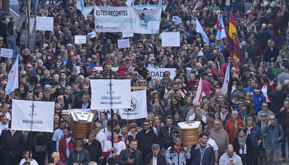 Archivo - Cientos de personas durante una manifestación en defensa de la sanidad pública, en el parque de la Alameda, a 4 de febrero de 2024, en Santiago de Compostela, A Coruña, Galicia (España).