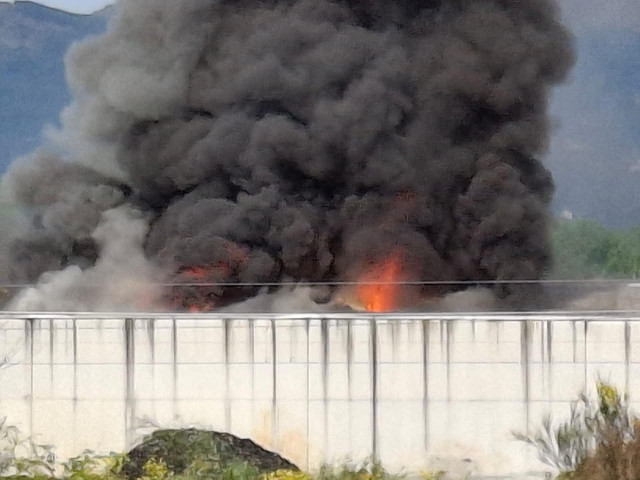 Archivo - Incendio en una nave de gestión de residuos en el Polígono das Gándaras, en O Porriño (Pontevedra).