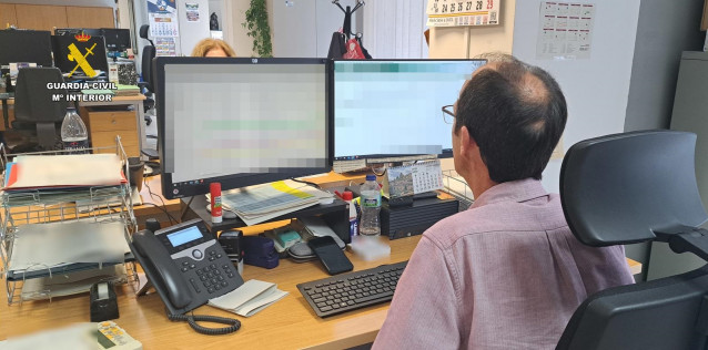 Archivo - Un agente de la Guardia Civil.