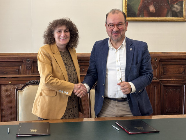 La alcaldesa, Goretti Sanmartín, y el rector de la USC, Antonio López, durante la firma del convenio entre el Grupo Ciudades Patrminonio de la Humanidad y las 15 universidades.