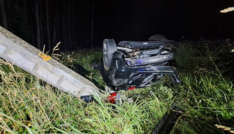 Herido el conductor de un coche volcado en Muxía tras salirse de la vía y chocar contra un poste de la luz