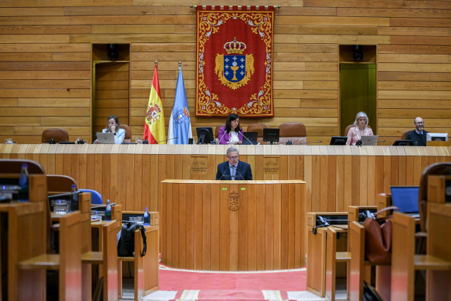 El conselleiro de Sanidade, Antonio Gómez Caamaño, responde a una interpelación en el pleno.