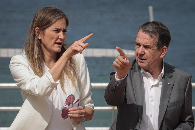 La vicepresidenta tercera y ministra para la Transición Ecológica, Sara Aagesen, y el alcalde Vigo, Abel Caballero, visitan obras en la playa de Samil, en Vigo