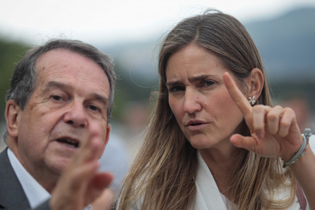 La vicepresidenta tercera del Gobierno y ministra para la Transición Ecológica y el Reto Demográfico, Sara Aagesen, y el alcalde de Vigo, Abel Caballero, durante una visita al sistema dunar de la playa de Samil, a 25 de junio de 2025, en Vigo, Pontevedra,