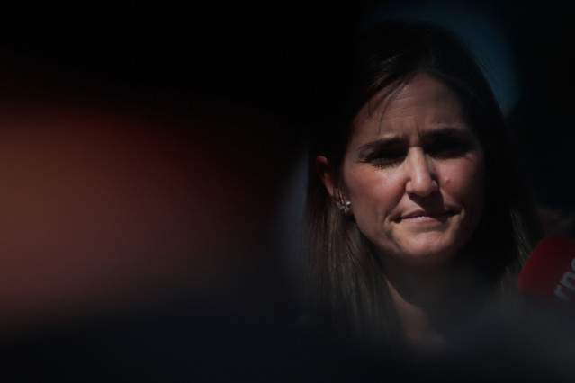 La vicepresidenta tercera del Gobierno y ministra para la Transición Ecológica y el Reto Demográfico, Sara Aagesen, durante una visita al sistema dunar de la playa de Samil, a 25 de junio de 2025, en Vigo, Pontevedra, Galicia (España). El Concello de Vigo