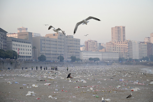 Archivo - La playa de Orzán en A Coruña con restos de basura tras la celebración de la fiesta de San Juan
