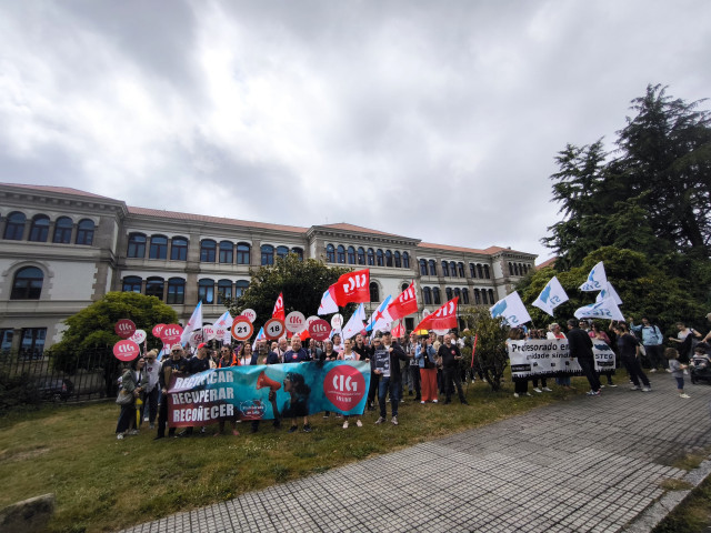 Concentración de la CIG-Ensino ante la Xunta en San Caetano para reivindicar derechos 