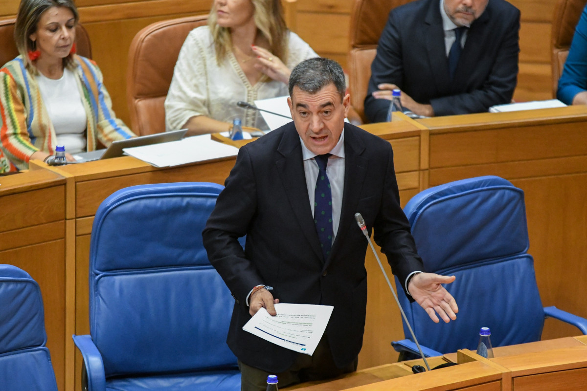 El conselleiro de Educación, Román Rodríguez, responde a una pregunta oral en el Pleno del Parlamento de Galicia.