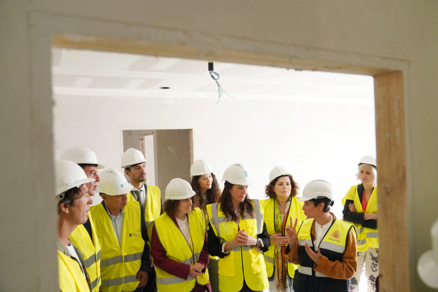La ministra de Vivienda y Agenda Urbana, Isabel Rodríguez (2d), y la conselleira de Vivienda y Planificación de Infraestructuras, María Martínez Allegue (4d), durante una visita a una promoción de 24 viviendas destinadas al alquiler asequible, a 19 de jun