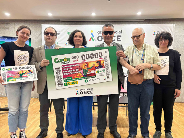 Acto de presentación del nuevo cupón de la ONCE con motivo del Día de las Personas Sordociegas, con presencia de la delegada de la Xunta en A Coruña, Belén do Campo