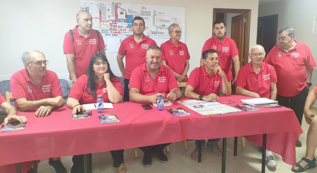 Miembros de la Comisión de Fiestas de Coia confirman la suspensión de los festejos al no recibir el visto bueno municipal al plan de autoprotección presentado.