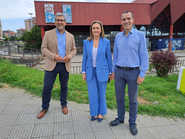 La presidenta del PP de Vigo, Luisa Sánchez, con los concejales Miguel Martín y Fernado G. Abeijón, frente a la antigua estación de autobuses de la ciudad.
