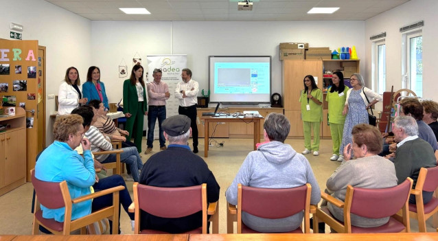 La conselleira do Medio Rural, María José Gómez, visita la Asociación Galega de Axuda aos Enfermos con Demencia Tipo Alzhéimer (Agadea)