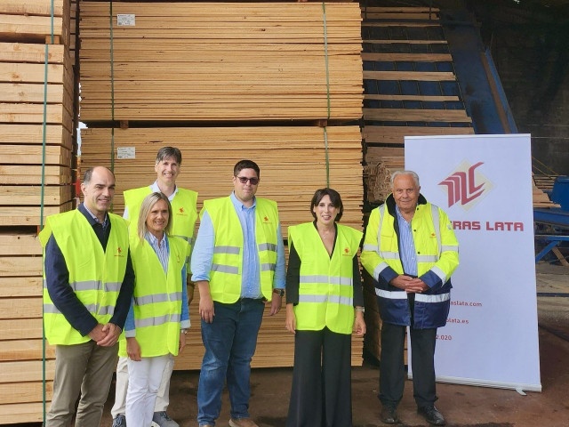 La conselleira de Economía e Industria, María Jesús Lorenzana, en su visita a Maderas Lata