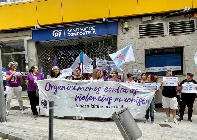 Concentración de la Marcha Mundial das Mulleres frente a la sede del PP de Santiago de Compostela.