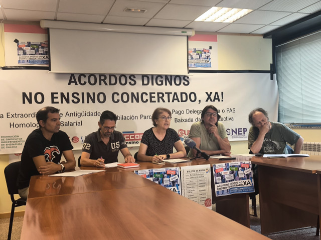 De izquierda a derecha: Juan LEmos (FE-USO), Rafael Gutiérrez (CCOO), Yolanda Benito (FSIE), José Antonio Míguez (UGT) y Manolo Alonso (SNEP).