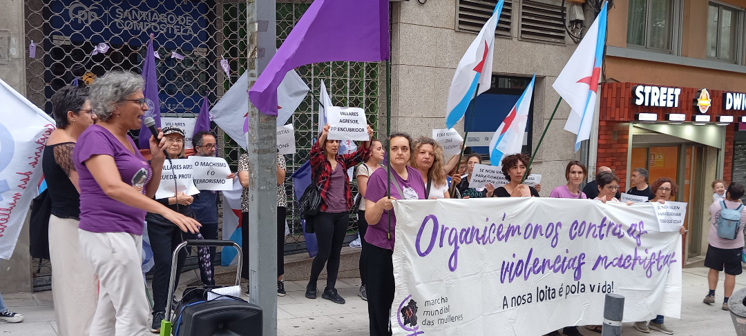 Protesta frente a la sede del PP por el caso Villares convocada por la Marcha Mundial das Mulleres en una foto del BNG