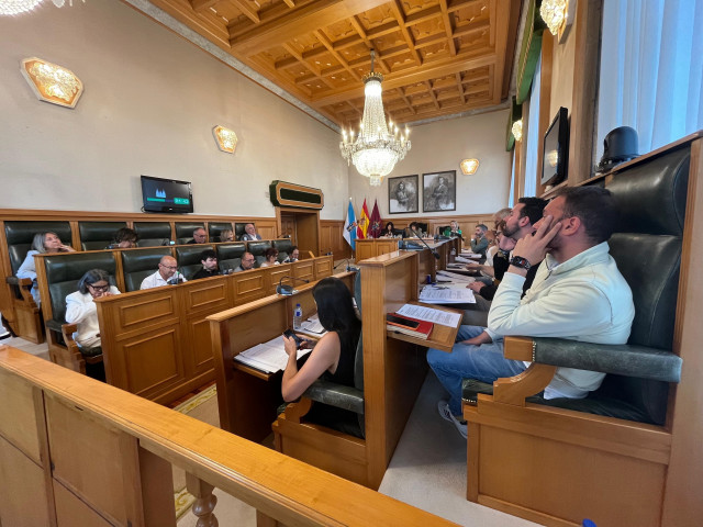 Pleno municipal del Ayuntamiento de Santiago, a 26 de junio de 2025.