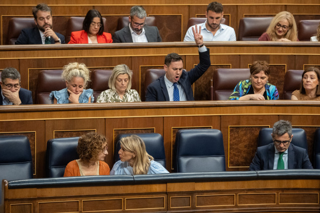 (I-D) La vicepresidenta primera y ministra de Hacienda, María Jesús Montero; la vicepresidenta segunda y ministra de Trabajo, Yolanda Díaz y el ministro de la Presidencia, Relaciones con las Cortes y Justicia, Félix Bolaños, durante una sesión plenaria en