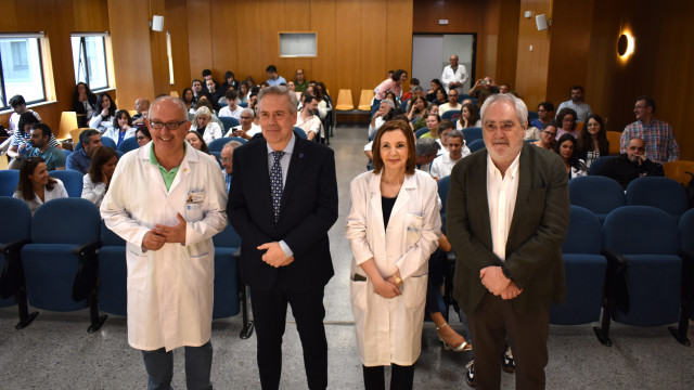 El gerente del área sanitaria de Santiago-Barbanza, Ángel Facio, el conselleiro de Sanidade, Antonio Gómez Caamaño, la directora científica del IDIS, Luz Couce, y el vicerrector de Profesorado de la USC, Ernesto González Seoane.